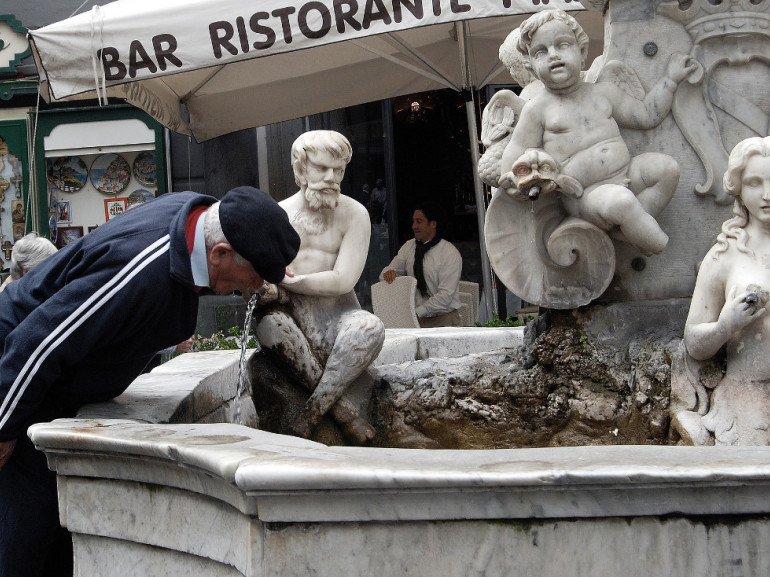 La fontaine du peuple sur la place en face de la cathédrale d'Amalfi, un verre d'eau fraîche, et nous sommes prêts à aller sur notre voyage à pied.