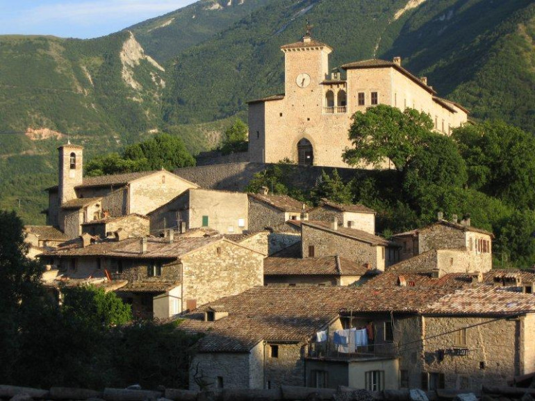 Le village de Piobbico, dominé par le château de Brancaleone