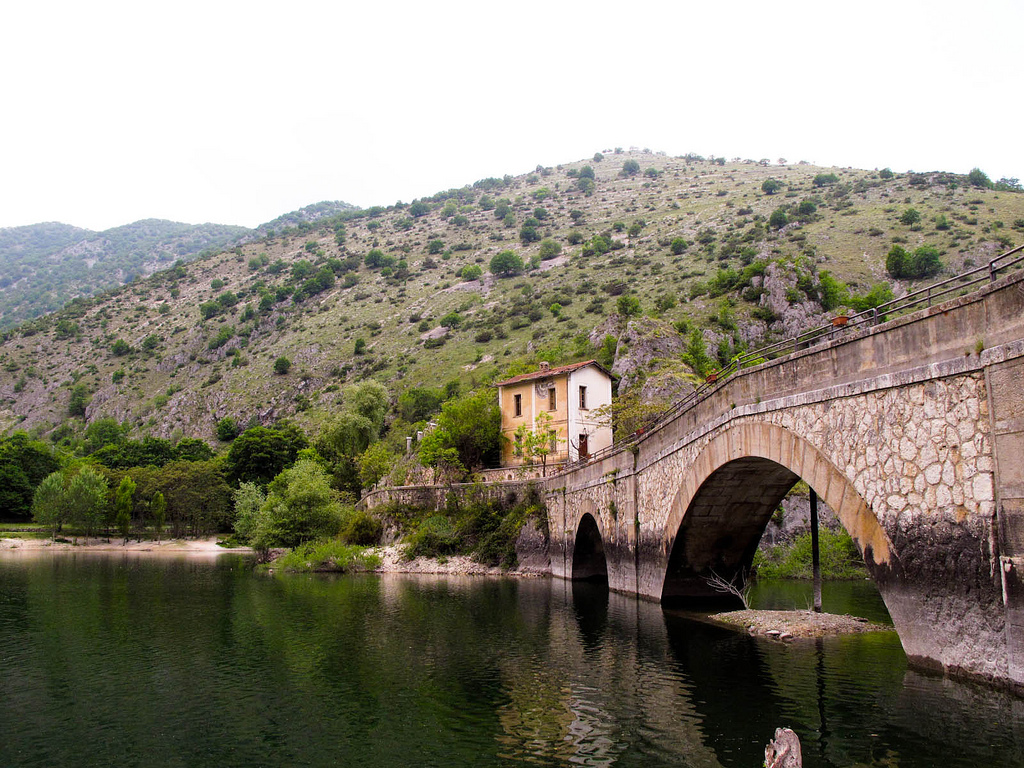 Lac de S. Domenico sur la rivière Sagittario, photo de Snackfight, via Flickr