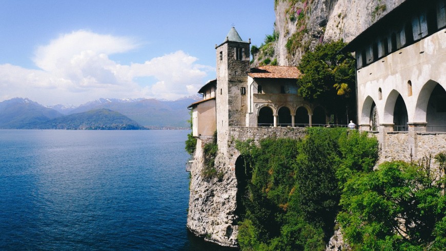 Eremo-di-Santa-Caterina-del-Sasso-Leggiuno-VA-870x490