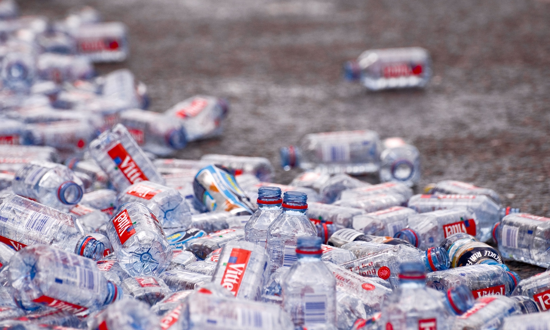 Bouteilles en plastique abandonnés sur le sol après le Marathon de Londres, photo de Tracy Gunn / Alamy