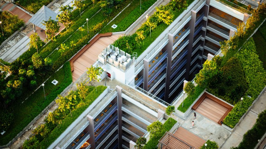 Bâtiment avec un jardin et des arbres