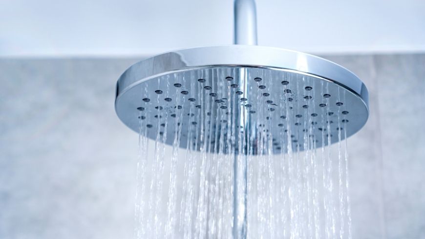 De l'eau sortant de la pomme de douche