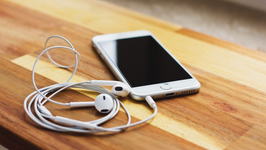 Un téléphone portable et des écouteurs - Le numérique