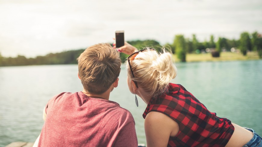 Voyage étudiant : deux amis prennent une photo
