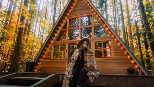 Maison de vacances en bois au milieu d'un bois