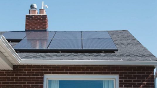 Dea panneaux solaires installés sur le toit d'une maison de vacances écologique