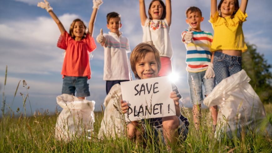 groupe d'enfants dans un pré qui voudraient sauver la planète 