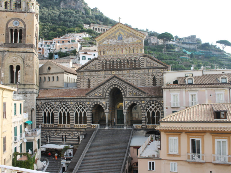 La place de la cathédrale d'Amalfi, à partir d'ici la route à pied pour découvrir la vallée des moulins